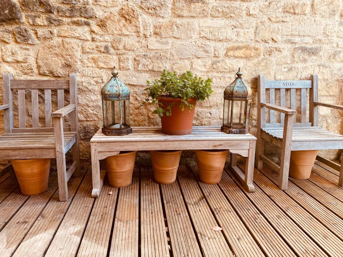 The Windsor Town House Ξενοδοχείο Μπαθ Εξωτερικό φωτογραφία A small patio in a French country house