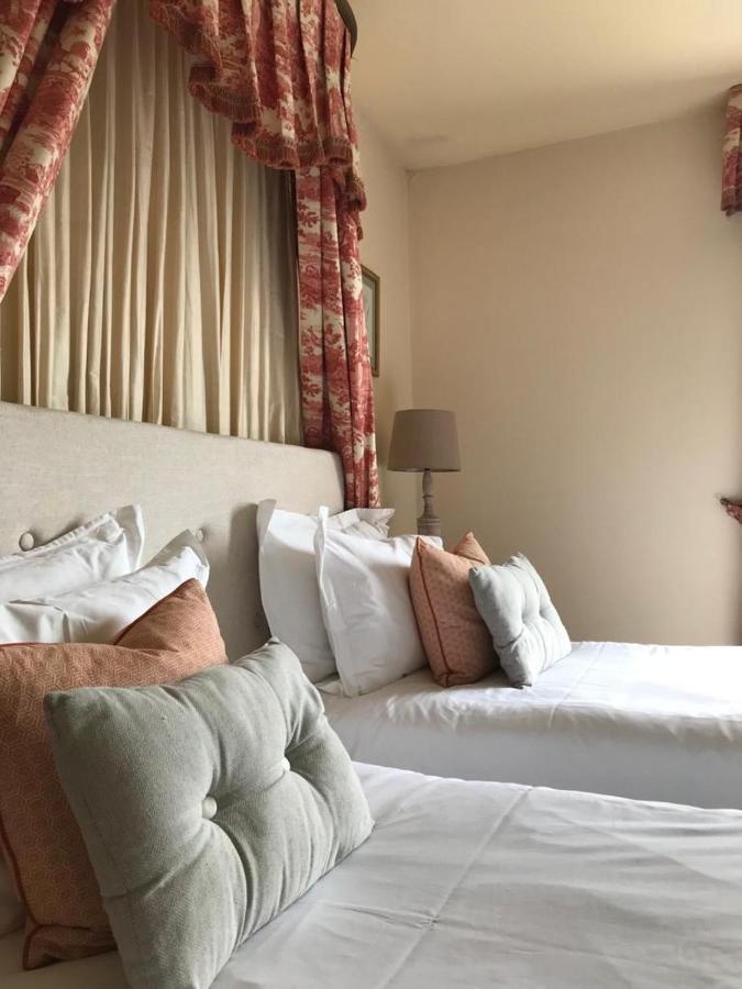 The Windsor Town House Ξενοδοχείο Μπαθ Εξωτερικό φωτογραφία A bed with cushions