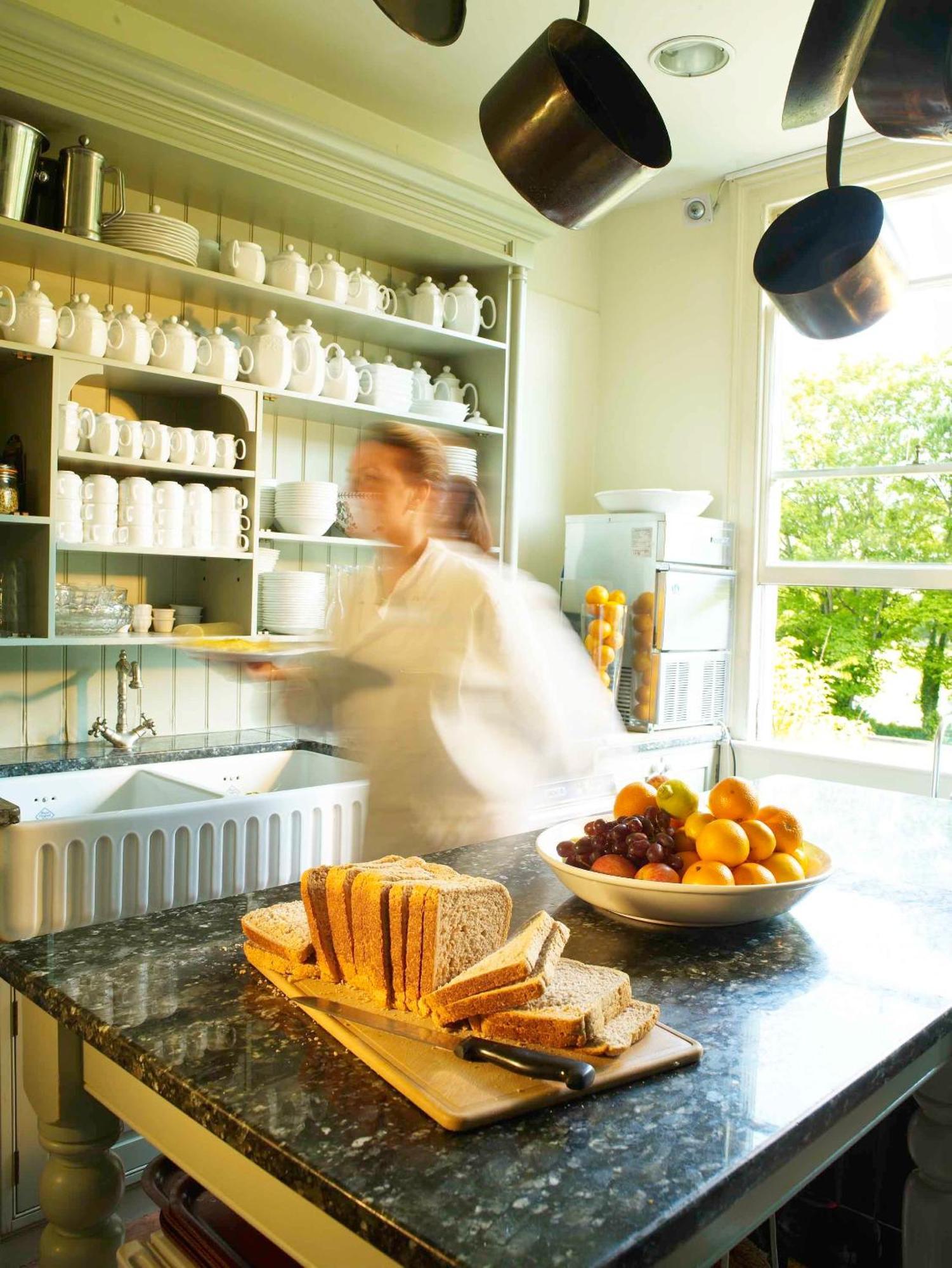 The Windsor Town House Ξενοδοχείο Μπαθ Εξωτερικό φωτογραφία A kitchen porter clearing a table
