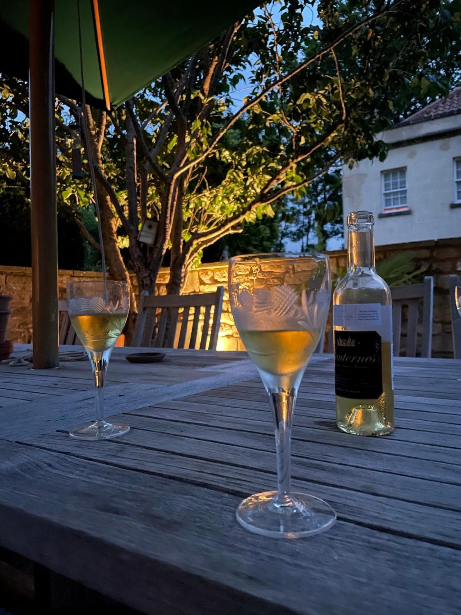 The Windsor Town House Ξενοδοχείο Μπαθ Δωμάτιο φωτογραφία A glass of wine
