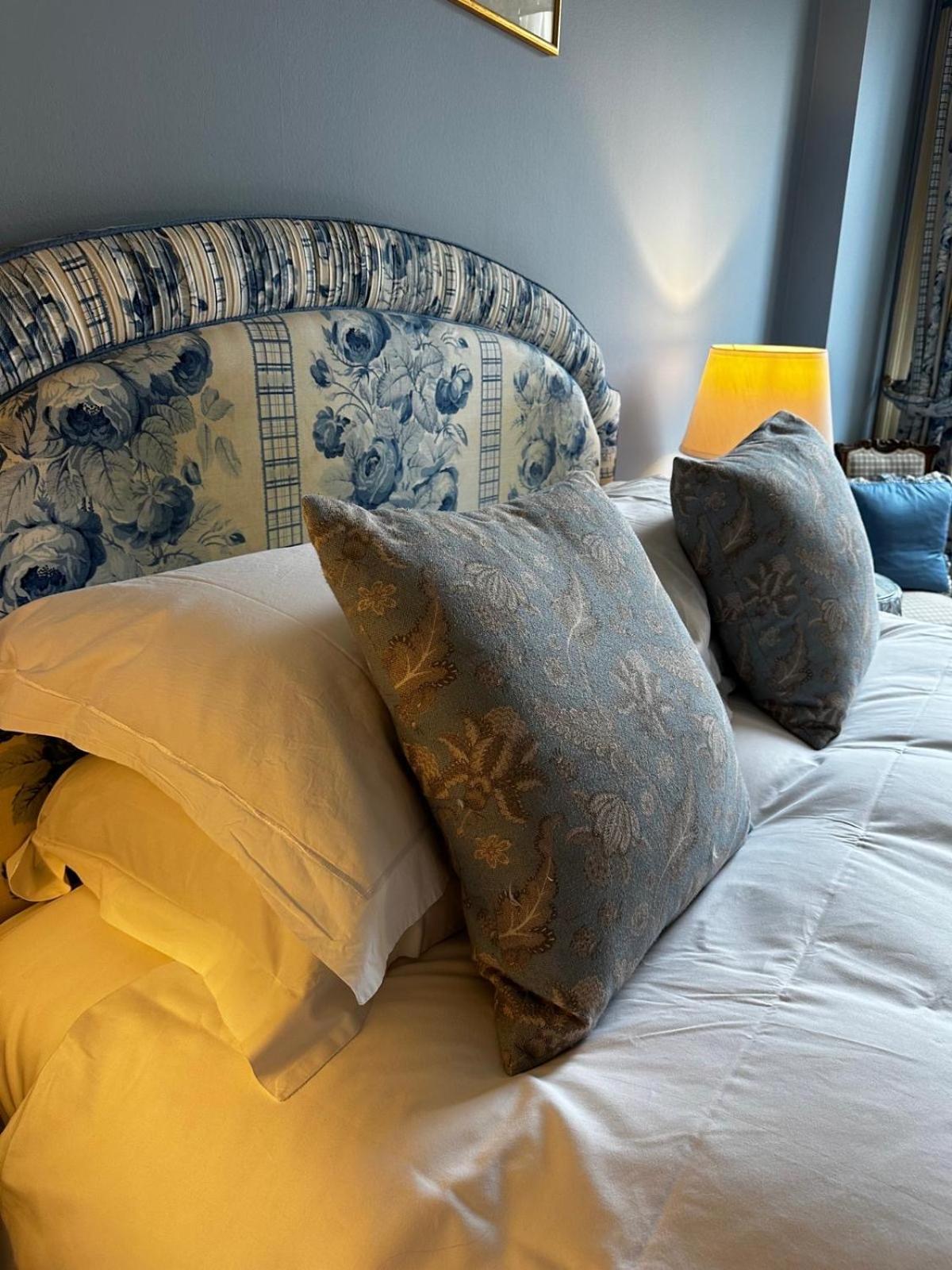 The Windsor Town House Ξενοδοχείο Μπαθ Εξωτερικό φωτογραφία Cushions on a bed