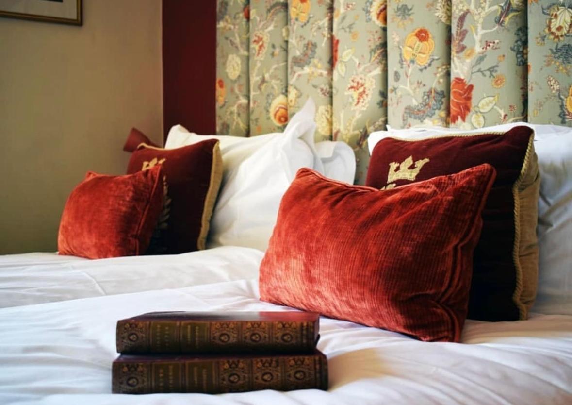 The Windsor Town House Ξενοδοχείο Μπαθ Εξωτερικό φωτογραφία A bed with cushions