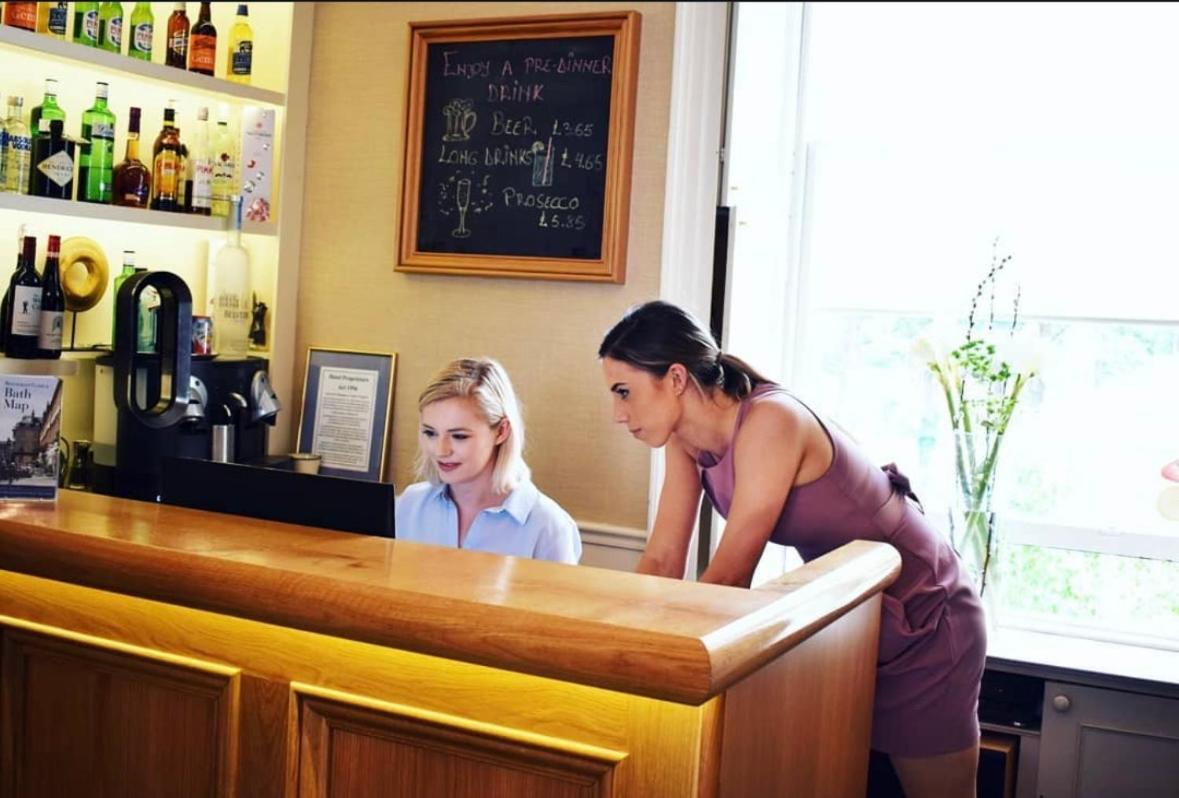 The Windsor Town House Ξενοδοχείο Μπαθ Εξωτερικό φωτογραφία A hotel receptionist