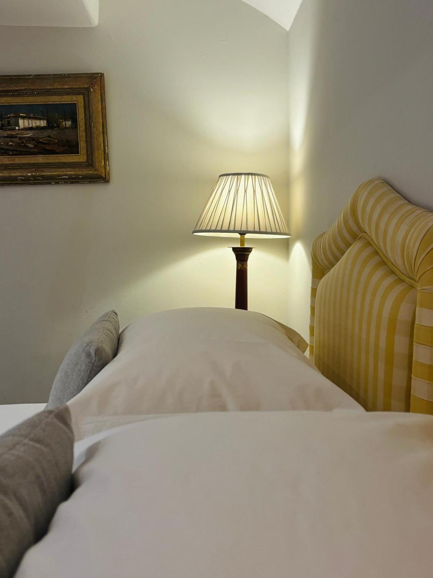 The Windsor Town House Ξενοδοχείο Μπαθ Δωμάτιο φωτογραφία A lampshade