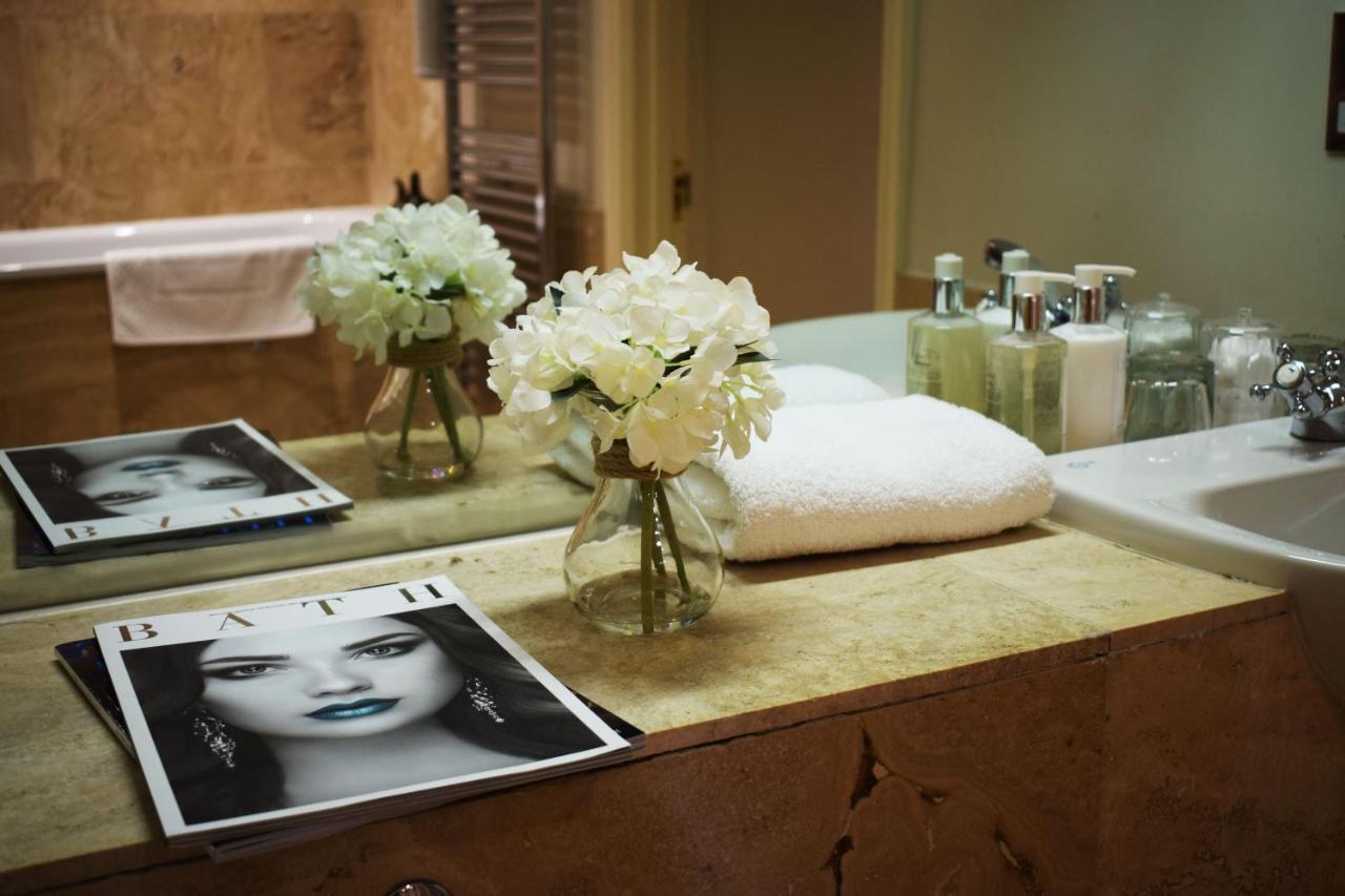 The Windsor Town House Ξενοδοχείο Μπαθ Εξωτερικό φωτογραφία A bathroom at the Four Seasons Hotel, New York City